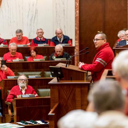 Formalna sesja w Sali Sejmu Śląskiego, gdzie przewodnicy turystyczni uczestniczą w uroczystości związanych z Międzynarodowym Dniem Przewodników Turystycznych. (wygenerowano przez AI)