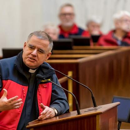 Ceremonia z okazji Międzynarodowego Dnia Przewodników Turystycznych w Sali Sejmu Śląskiego. (wygenerowano przez AI)