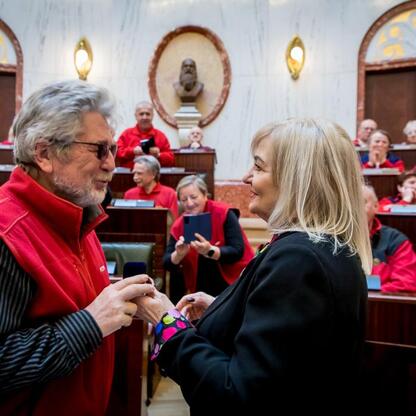 W Sali Sejmu Śląskiego obchodzony jest Międzynarodowy Dzień Przewodników Turystycznych. Uczestnicy wymieniają barwne wstążki, symbolizujące uznawanie ich pracy. (wygenerowano przez AI)