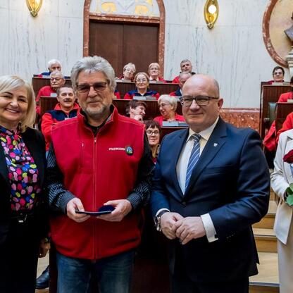 Z okazji Międzynarodowego Dnia Przewodników Turystycznych w Sali Sejmu Śląskiego. (wygenerowano przez AI)