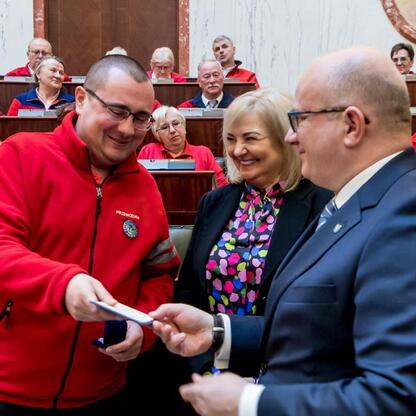 Formalna uroczystość w Sali Sejmu Śląskiego z okazji Międzynarodowego Dnia Przewodników Turystycznych. (wygenerowano przez AI)