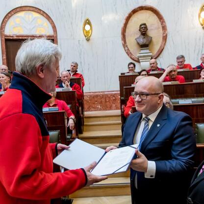Formalna ceremonia w Sali Sejmu Śląskiego z okazji Międzynarodowego Dnia Przewodników Turystycznych. (wygenerowano przez AI)