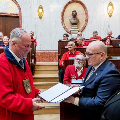 Formalna uroczystość w Sali Sejmu Śląskiego, gdzie przewodnicy turystyczni otrzymują wyróżnienia. (wygenerowano przez AI)