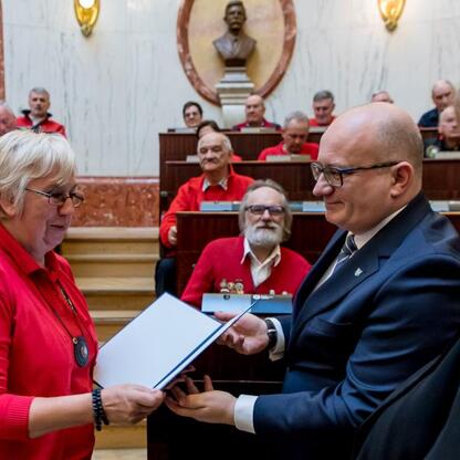 W Sali Sejmu Śląskiego uroczystościami z okazji Międzynarodowego Dnia Przewodników Turystycznych. (wygenerowano przez AI)