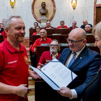 W Sali Sejmu Śląskiego uczczono Międzynarodowy Dzień Przewodników Turystycznych. Uroczystość zakończyła się wręczeniem certyfikatów. (wygenerowano przez AI)
