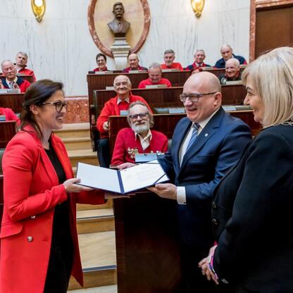 Uroczystość w Sali Sejmu Śląskiego, gdzie przewodnicy turystyczni otrzymują wyróżnienia za swoje zasługi. (wygenerowano przez AI)