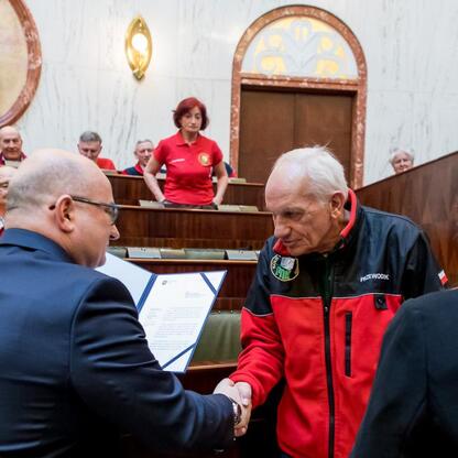 Formalna uroczystość w Sali Sejmu Śląskiego z okazji Międzynarodowego Dnia Przewodników Turystycznych. Przedstawienie wyróżnień i list gratulacyjnych dla lokalnych przewodników. (wygenerowano przez AI)