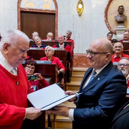 Uroczystość w Sali Sejmu Śląskiego z okazji Międzynarodowego Dnia Przewodników Turystycznych. (wygenerowano przez AI)