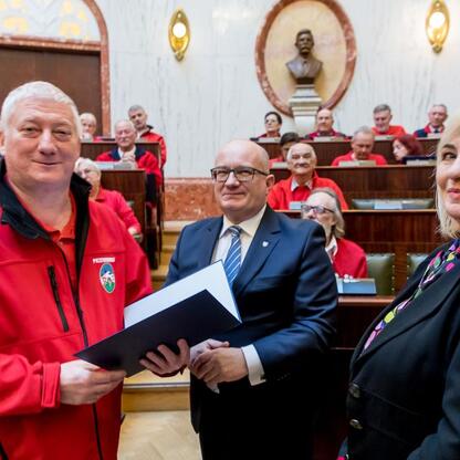 W Sali Sejmu Śląskiego uczczono Międzynarodowy Dzień Przewodników Turystycznych. Uroczystość zakończyła się wręczeniem nagród. (wygenerowano przez AI)