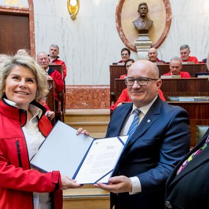 Formalna uroczystość w Sali Sejmu Śląskiego z okazji Międzynarodowego Dnia Przewodników Turystycznych. (wygenerowano przez AI)