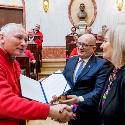 Formalna uroczystość w Sali Sejmu Śląskiego, gdzie tour guides są uhonorowywani za swoje wkład w turystykę i kulturę regionu. (wygenerowano przez AI)