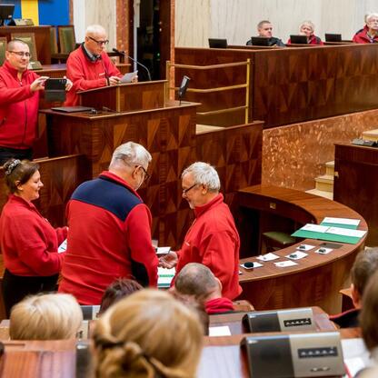 Formalne spotkanie w Sali Sejmu Śląskiego, gdzie przewodnicy turystyczni uczestniczą w uroczystości związanych z Międzynarodowym Dniem Przewodników Turystycznych. (wygenerowano przez AI)