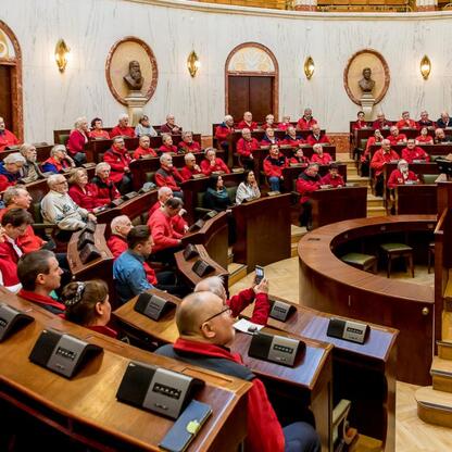 Formalna uroczystość w Sali Sejmu Śląskiego, gdzie przewodnicy turystyczni uczczeni przez Marszałka Województwa Śląskiego. (wygenerowano przez AI)