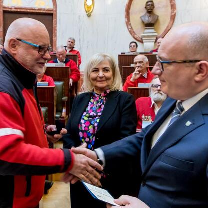 Uroczystość w Sali Sejmu Śląskiego z okazji Międzynarodowego Dnia Przewodników Turystycznych. (wygenerowano przez AI)