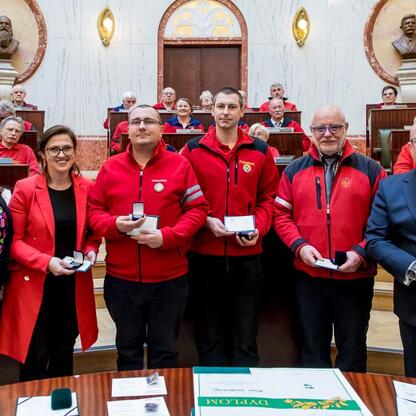 Formalna uroczystość w Sali Sejmu Śląskiego, upamiętniająca 150-lecie przewodnictwa turystycznego. (wygenerowano przez AI)