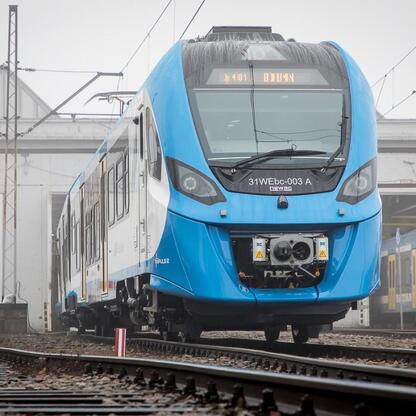 Trzy nowe pociągi Impuls 2 dotarły do Katowic, ulepszając infrastrukturę kolejową w Śląsku. (wygenerowano przez AI)