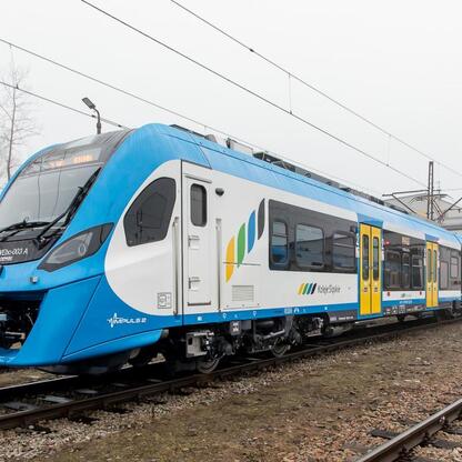 Nowoczesny pociąg Impuls 2 Kolei Śląskich wjeżdża na stację Katowice. (wygenerowano przez AI)