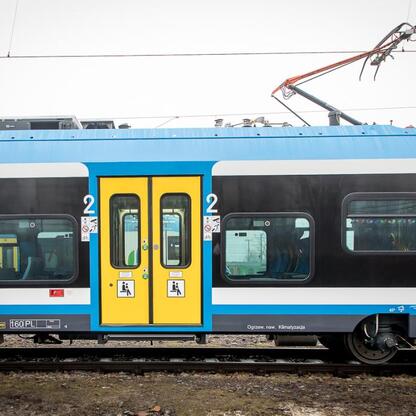 Nowoczesny pociąg Newag Impuls 2, Koleje Śląskie, Katowice - Bohumin. (wygenerowano przez AI)