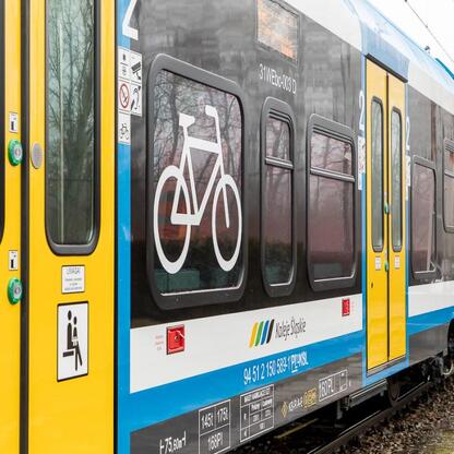 Nowoczesny pociąg Newag Impuls 2, Koleje Śląskie, 24.02.2023. (wygenerowano przez AI)