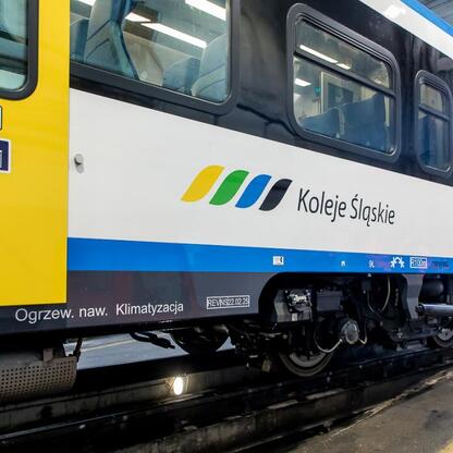 Nowoczesny pociąg Impuls 2 z Kolei Śląskich, gotowy do obsługi pasażerów. (wygenerowano przez AI)