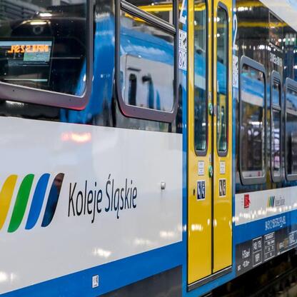 Nowoczesny pociąg Impuls 2 Kolei Śląskich, zmodernizowany tabor kolejowy. (wygenerowano przez AI)