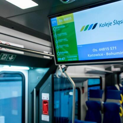 Nowoczesny pociąg Kolei Śląskich, model Impuls 2, kursujący na trasie S71 Katowice - Bohumin. (wygenerowano przez AI)