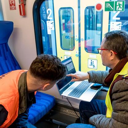Nowoczesny pociąg Impuls 2 w Śląskim, pasażerowie korzystają z komfortu i technologii. (wygenerowano przez AI)