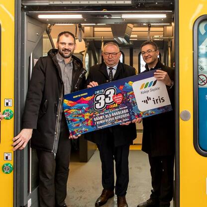 Trzech mężczyzn prezentuje nowe pociągi Impuls 2 Kolei Śląskich. (wygenerowano przez AI)