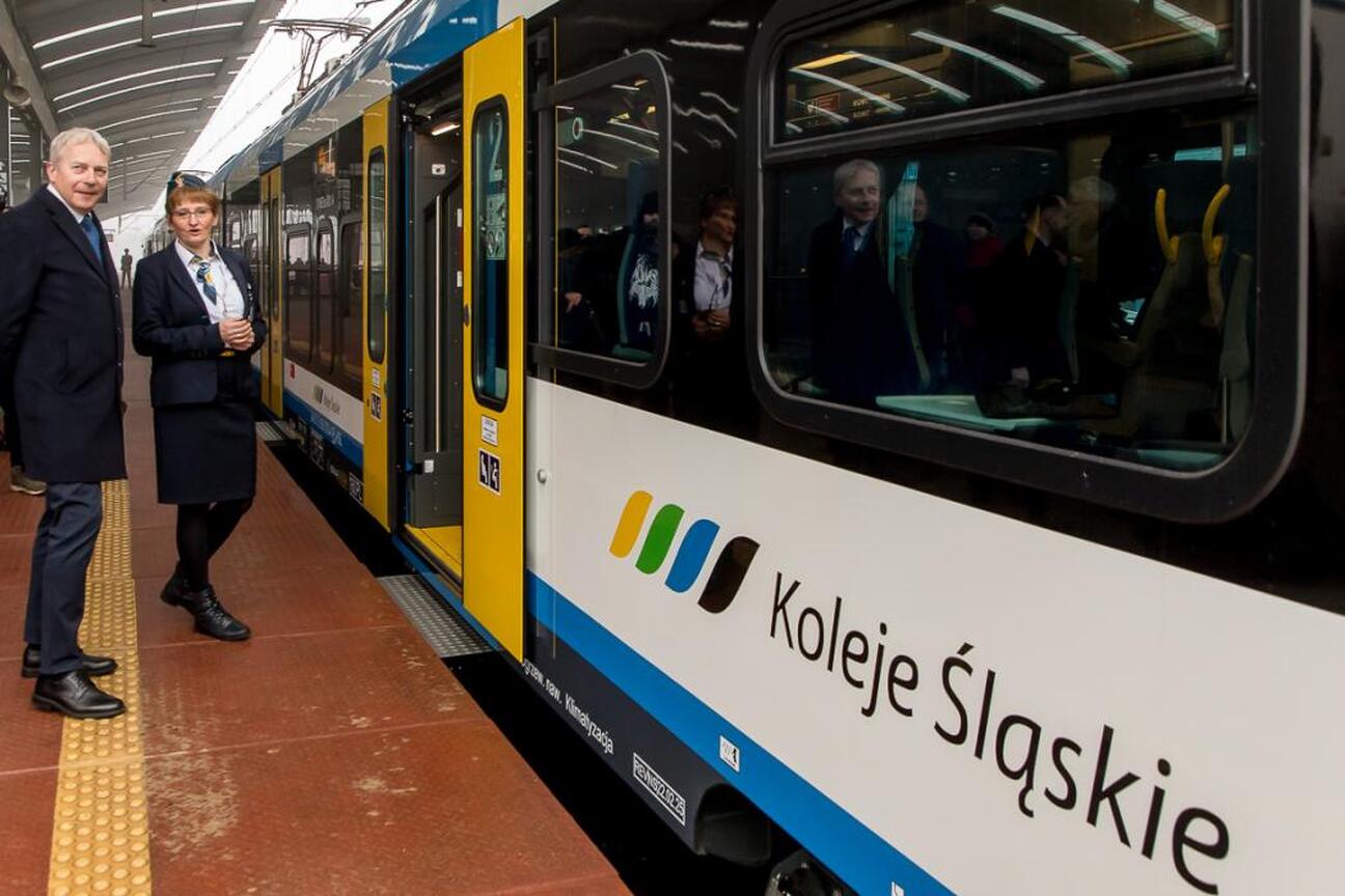 Nowoczesne Impuls 2 wjechały na tory w Silesia. (wygenerowano przez AI)