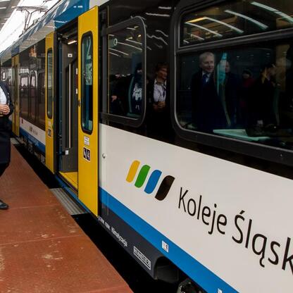 Wojciech Saługa, Marszałek Województwa Śląskiego, obserwuje premierę nowego pociągu Impuls 2. (wygenerowano przez AI)
