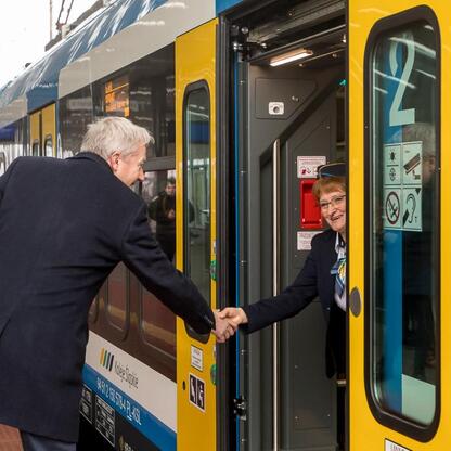 Nowoczesne pociągi Impuls 2 weszły w skład Kolei Śląskich, ulepszając komfort i bezpieczeństwo pasażerów. (wygenerowano przez AI)