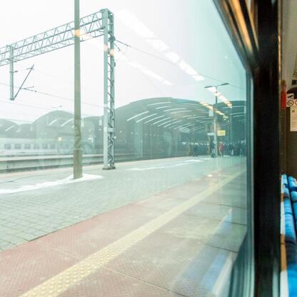Katowice main station platform, modern Impuls 2 train, eco-friendly modernization of Kolei Śląskich fleet. (wygenerowano przez AI)