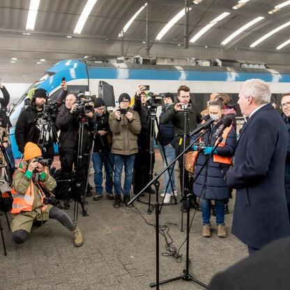 Prasa zgromadzona na konferencji prasowej w stacji kolejowej, gdzie prezentowane są nowe pociągi Impuls 2 dla Kolei Śląskich. (wygenerowano przez AI)