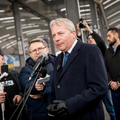 Marszałek Wojciech Saługa przemawia na konferencji prasowej w stacji kolejowej, prezentując nowe pociągi Impuls 2 dla Kolei Śląskich. (wygenerowano przez AI)