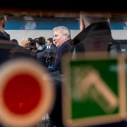 Wojciech Saługa, Marszałek Województwa Śląskiego, przemawia na briefingu prasowym o nowych pociągach Impuls 2 dla Kolei Śląskich. (wygenerowano przez AI)