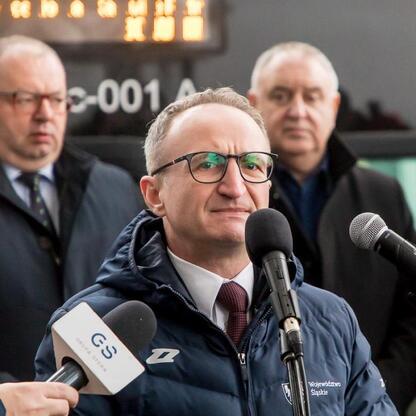 Grzegorz Boski, Wicemarszałek Województwa Śląskiego, przemawia na briefingu prasowym o nowych pociągach Kolei Śląskich. (wygenerowano przez AI)