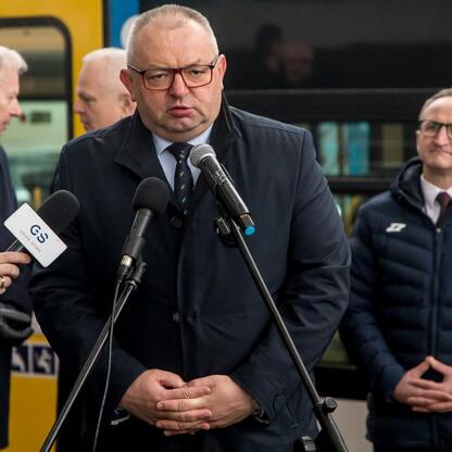 Wicemarszałek Grzegorz Boski i Marszałek Województwa Wojciech Saługa prowadzą konferencję prasową o nowych pociągach Impuls 2 dla Kolei Śląskich. (wygenerowano przez AI)