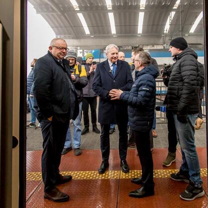 Marszałek Wojciech Saługa koordynuje wprowadzenie nowych pociągów Impuls 2 do Kolei Śląskich. (wygenerowano przez AI)