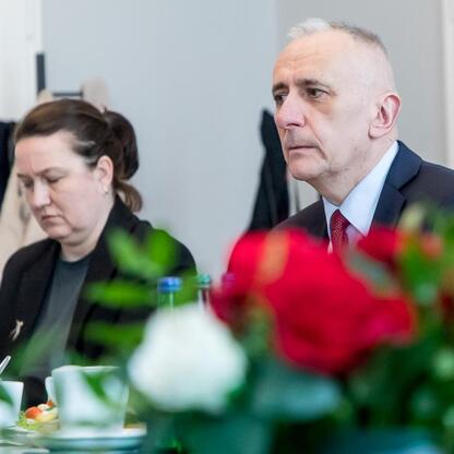 Leszek Pietraszek i Cédric Peltier w rozmowie w sali konferencyjnej. (wygenerowano przez AI)