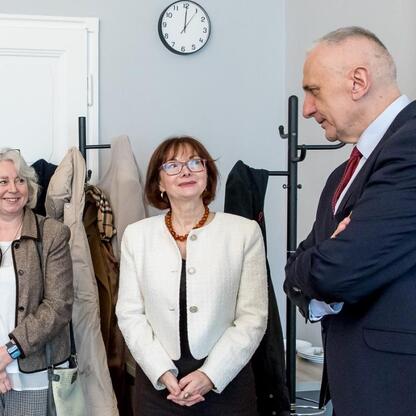 Leszek Pietraszek, wicemarszałek, spotkał się z Cédricem Peltierem, konsulem generalnym Francji, oraz Anną Krasuska-Terrillon, konsulem honorowym, omawiając współpracę regionalną. (wygenerowano przez AI)