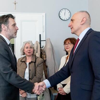 Leszek Pietraszek, Wicemarszałek Śląska, spotkał się z Cédricem Peltierem, Konsulem Generalnym Francji w Krakowie. (wygenerowano przez AI)