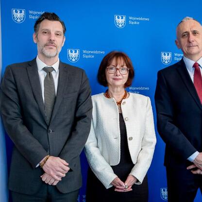 Leszek Pietraszek, wicemarszałek, spotkał się z Cédricem Peltierem, konsulem generalnym Francji, oraz Anną Krasuska-Terrillon, Honorową Konsulką Francji w Katowicach. (wygenerowano przez AI)