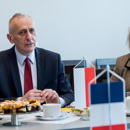 Leszek Pietraszek, wicemarszałek Śląska, spotkał się z Cédricem Peltierem, konsulem generalnym Francji w Krakowie, oraz Anną Krasuska-Terrillon, konsulem honorowym Francji w Katowicach, w profesjonaln (wygenerowano przez AI)