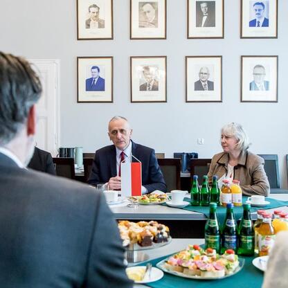 Wicemarszałek Leszek Pietraszek i konsul generalny Francji Cédric Peltier w trakcie formalnego spotkania w konferencyjnym pomieszczeniu. (wygenerowano przez AI)
