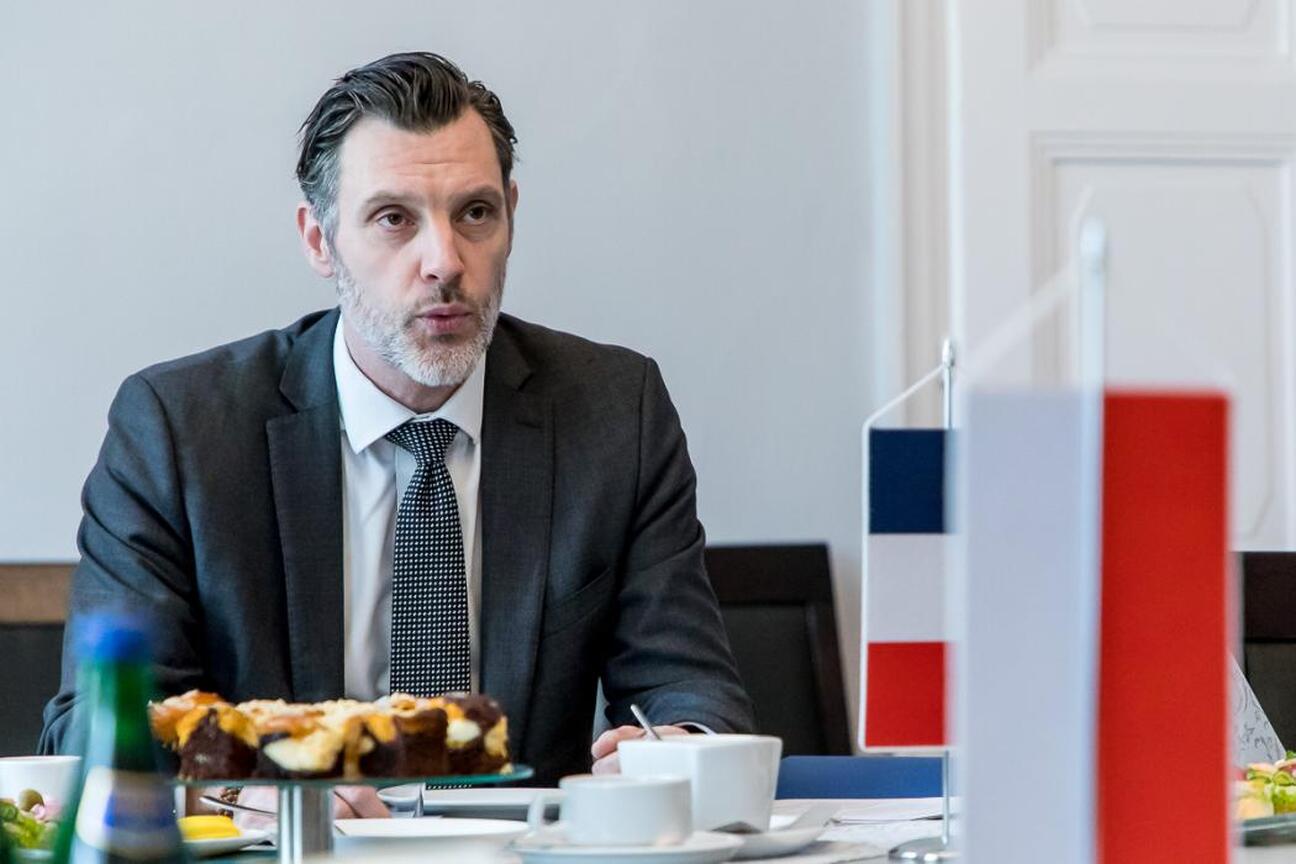 Cédric Peltier i Leszek Pietraszek omawiają współpracę w Sosnowcu. (wygenerowano przez AI)