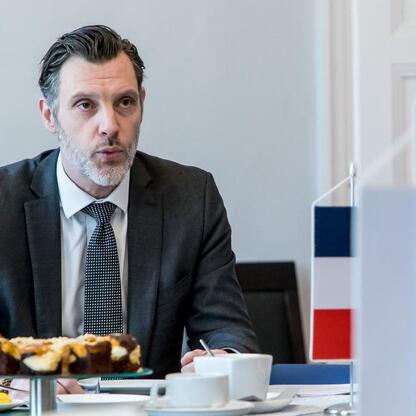 Cédric Peltier, konsul generalny Francji w Krakowie, uczestniczy w formalnym spotkaniu w Katowicach. (wygenerowano przez AI)