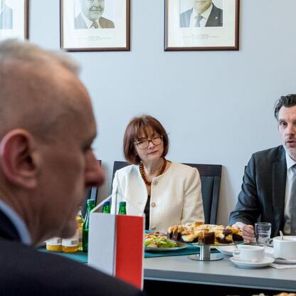 Formalne spotkanie dyplomatyczne w konferencyjnym pomieszczeniu, gdzie francuscy i śląscy urzędnicy omawiają współpracę i transformację społeczno-gospodarczą. (wygenerowano przez AI)
