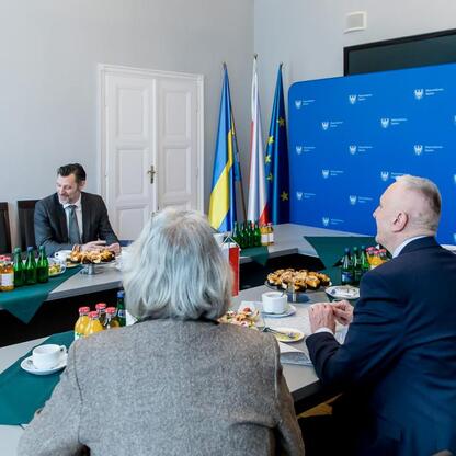 Formalne spotkanie dyplomatyczne w Sali Konferencyjnej, gdzie francuski konsul i wicemarszałek regionu omawiają współpracę i rozwój. (wygenerowano przez AI)