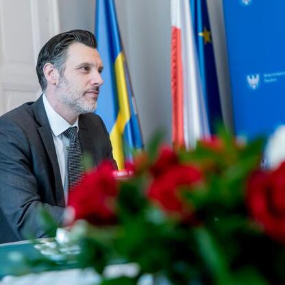 Cédric Peltier i Leszek Pietraszek omawiają współpracę w Sosnowcu. (wygenerowano przez AI)