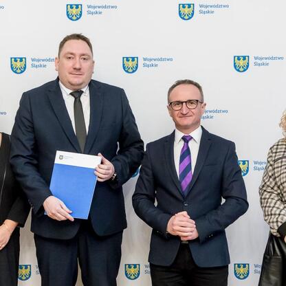 Grzegorz Boski, wicemarszałek Województwa Śląskiego, podpisuje umowy o dodatkowe fundusze na rozwój gmin. (wygenerowano przez AI)